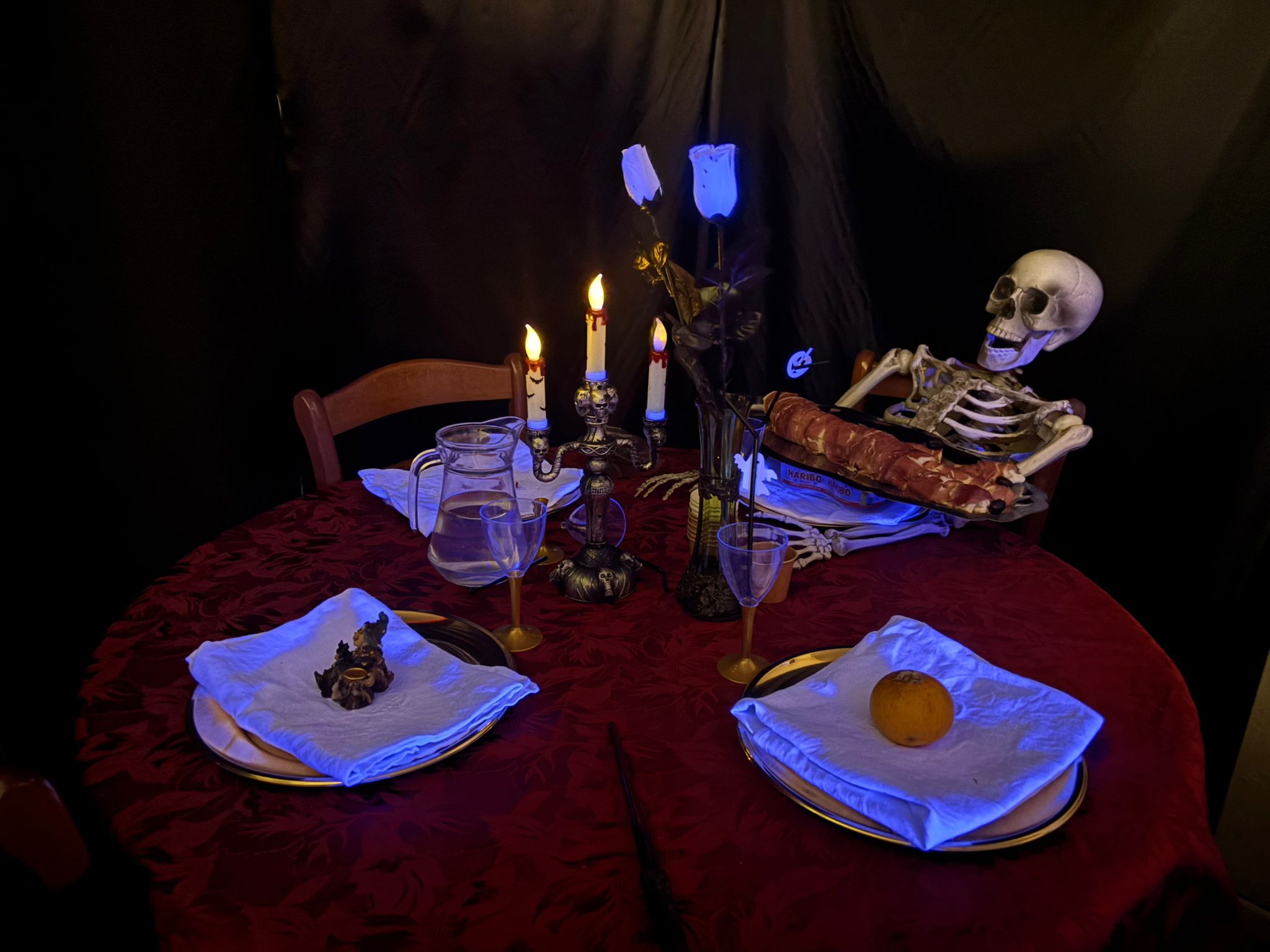 Détail table avec squelette